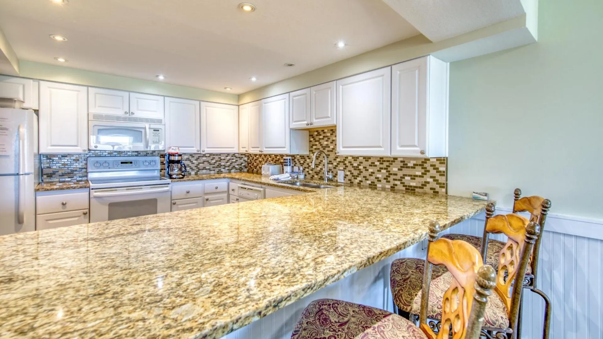 Beach House Condominiums C103 - Beachfront With Pool, Wifi, & Beach Service Destin Apartment